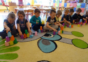 Dzieci układają kubeczki według wzoru.